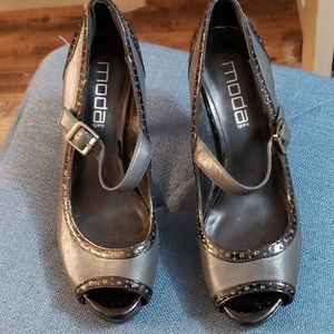 Moda black and gray heels